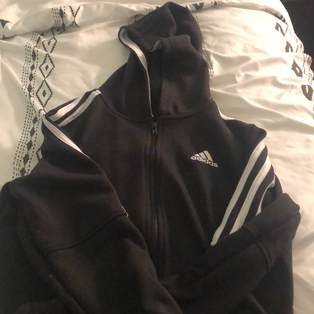 Zip up Addis’s sweatshirt